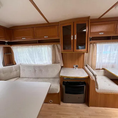 Przyczepy Kempingowe Nad Zatoka キャンプ場 スバジェボ