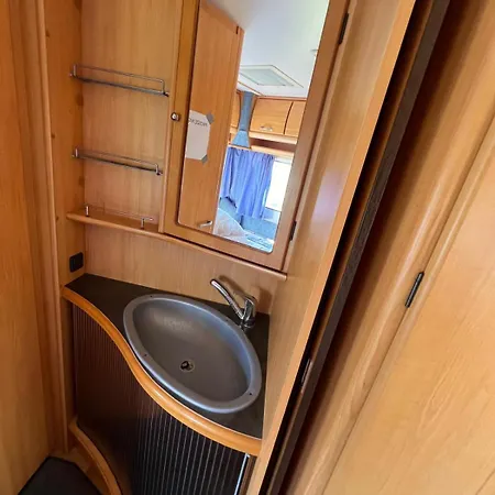 キャンプ場 Przyczepy Kempingowe Nad Zatoka