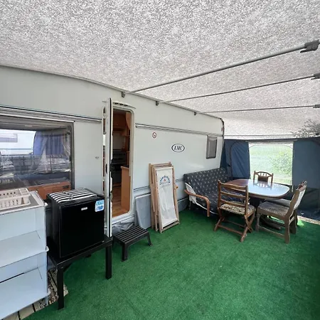 キャンプ場 Przyczepy Kempingowe Nad Zatoka スバジェボ