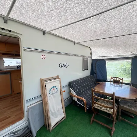 キャンプ場 Przyczepy Kempingowe Nad Zatoka