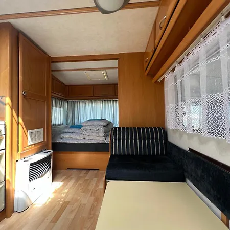 キャンプ場 Przyczepy Kempingowe Nad Zatoka *