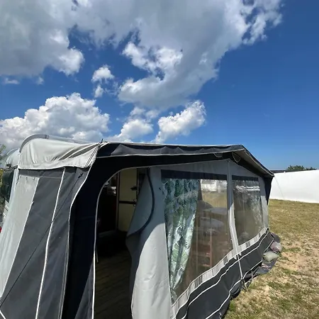 キャンプ場 Przyczepy Kempingowe Nad Zatoka