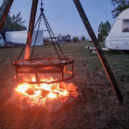 Przyczepy Kempingowe Nad Zatoka キャンプ場 *