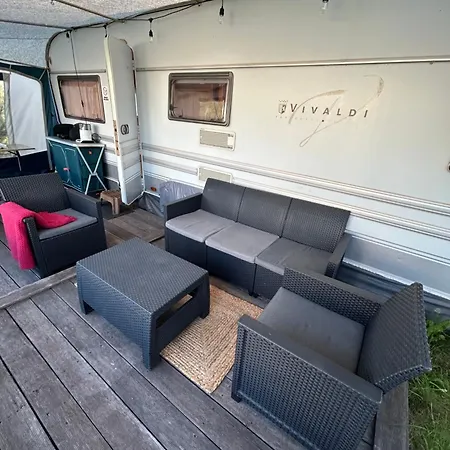 キャンプ場 Przyczepy Kempingowe Nad Zatoka スバジェボ