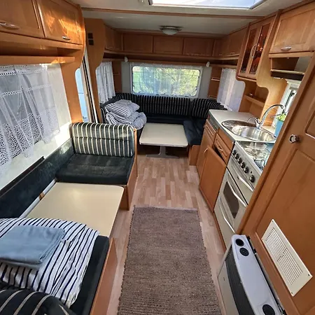 Przyczepy Kempingowe Nad Zatoka キャンプ場 *