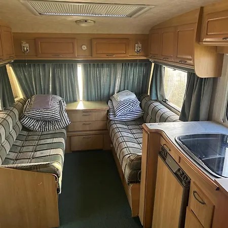 キャンプ場 Przyczepy Kempingowe Nad Zatoka スバジェボ